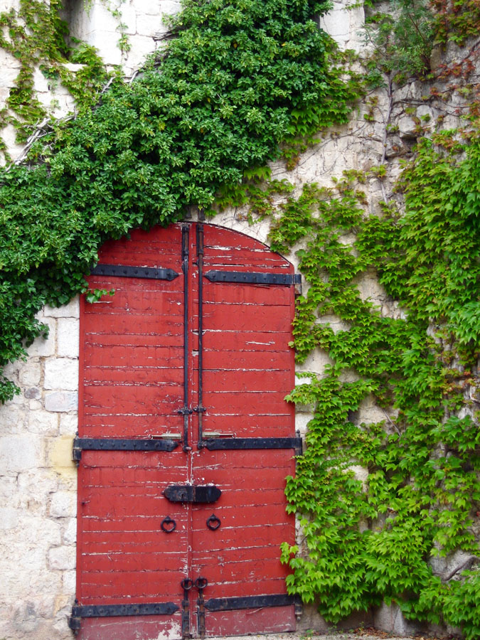 Red exterior door: Charlotte Moss – C’EST INSPIRÊ™ – A Spectrum of Color