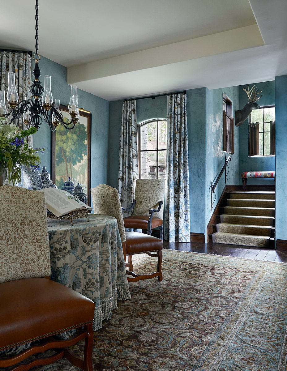 Blue room with table and chairs
